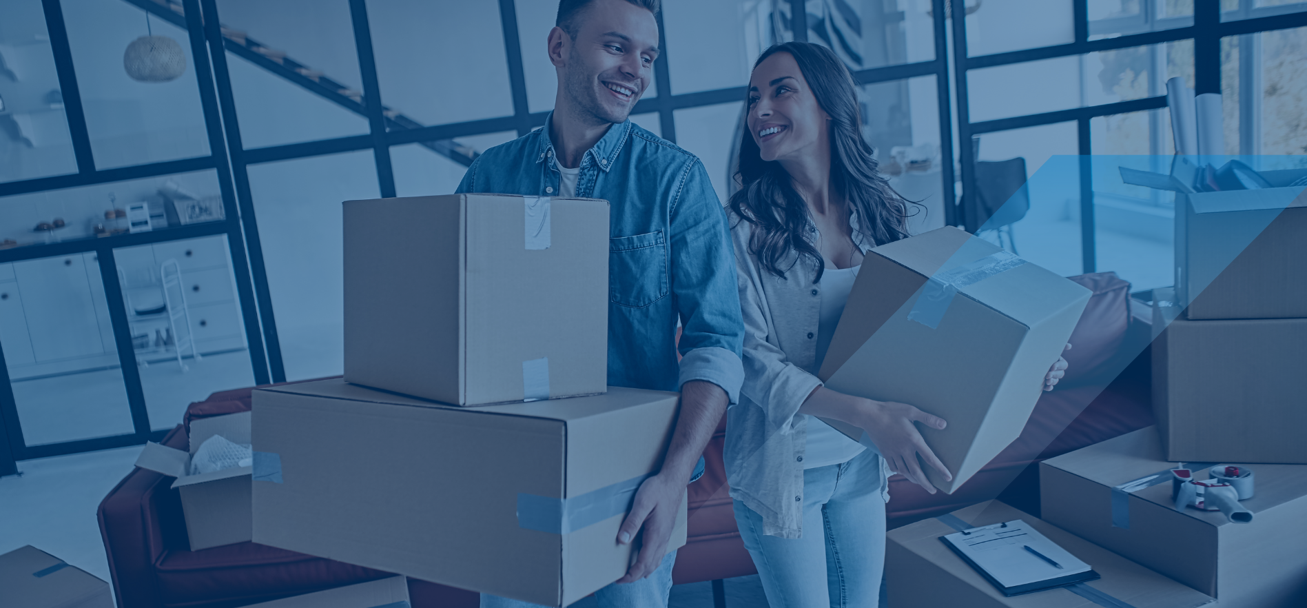 casal a fazer mudanças em casa