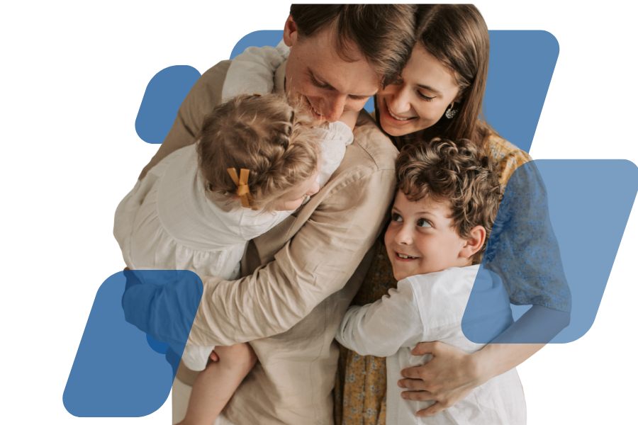 Família com dois filhos em momento de proximidade, representando segurança financeira e crédito pessoal ajustado às necessidades familiares.